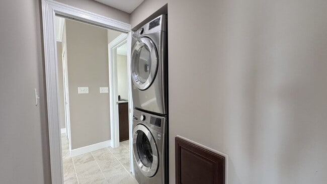 Building Photo - 404 S Beach St