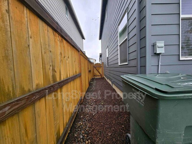 Building Photo - 412 Lost Lake St NE