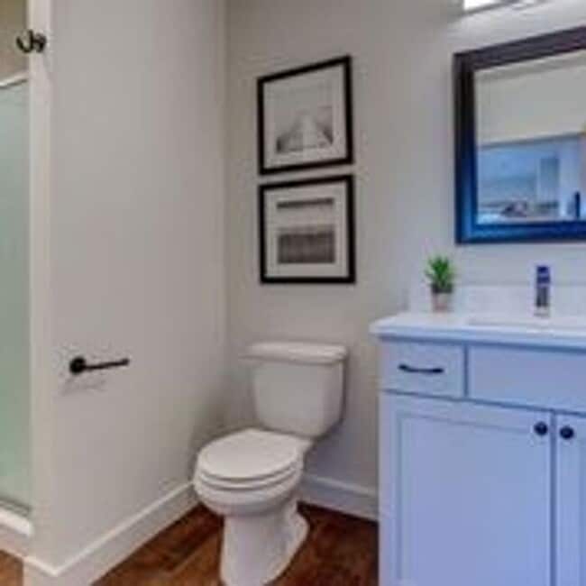 Building Photo - Luxury top floor 2bd in the heart of Sellw...