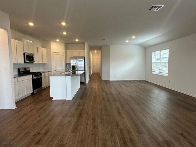 Building Photo - 121 Seminole Dr