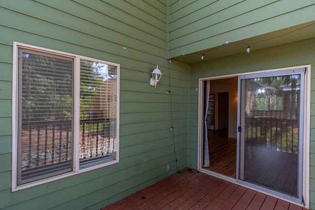Building Photo - 3 Bedroom and 2.5 Bath End Unit Townhouse