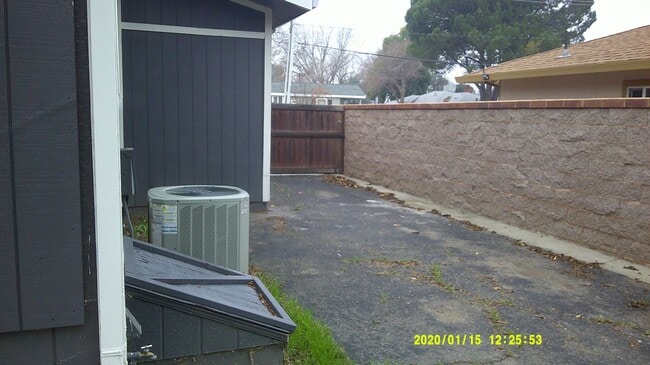 Building Photo - 945 Davis St