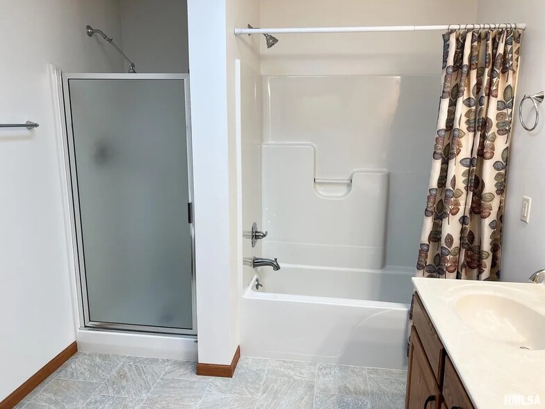 Full bath - 1138 Breeze Way