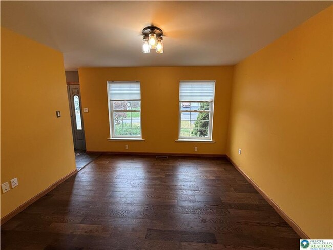 Building Photo - 4 bedroom 2.5 bathroom