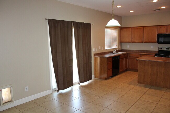 Building Photo - Beautiful 4 bedroom 2.5 bath home located ...