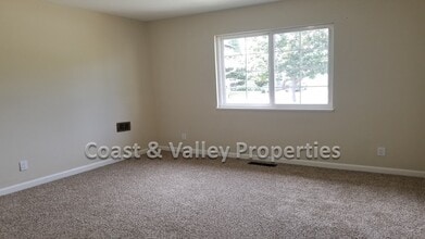 Building Photo - Lovely South Salinas Home!