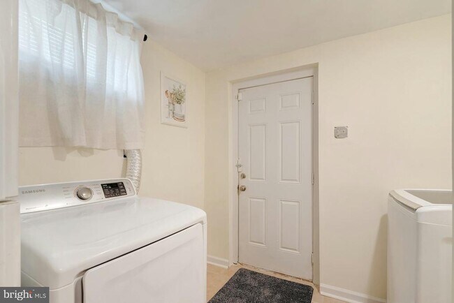 Building Photo - 900 E Tantallon Dr