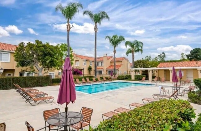 Building Photo - Dual Master Two Bedroom Townhouse in Gated...