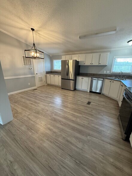 Kitchen/Dining Area - 516 Crouch Rd