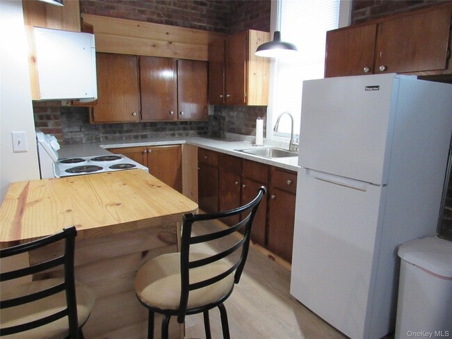 Building Photo - 76 Webster Ave