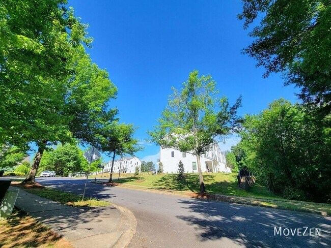 Building Photo - 645 District Ct