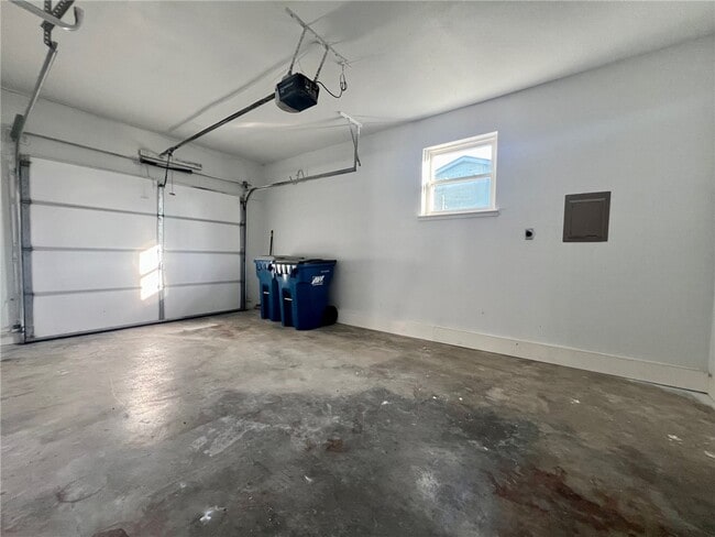 Building Photo - 902 SE G St