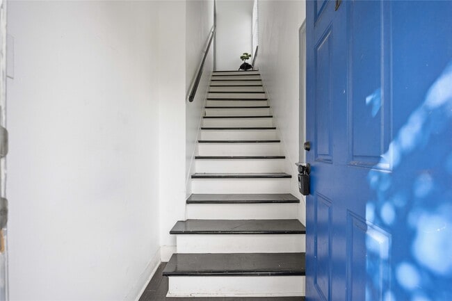 Building Photo - 1546 Lombardy St