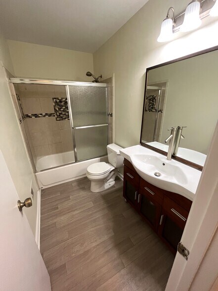Upstairs Bathroom - 1035 Willow Green Dr