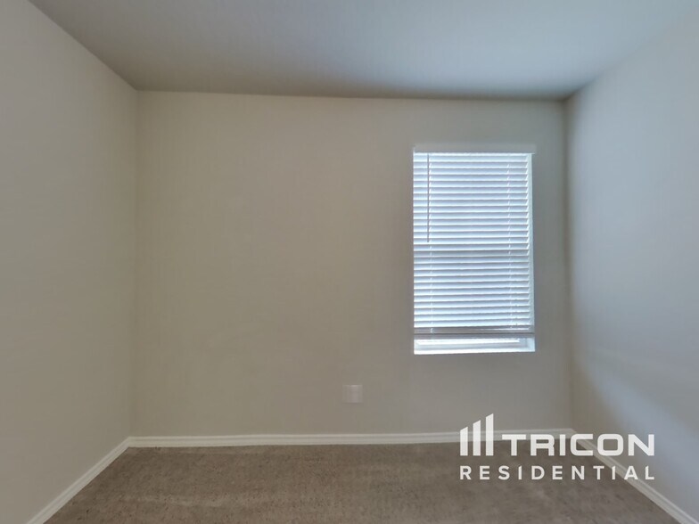 Building Photo - 4930 Everett Loop