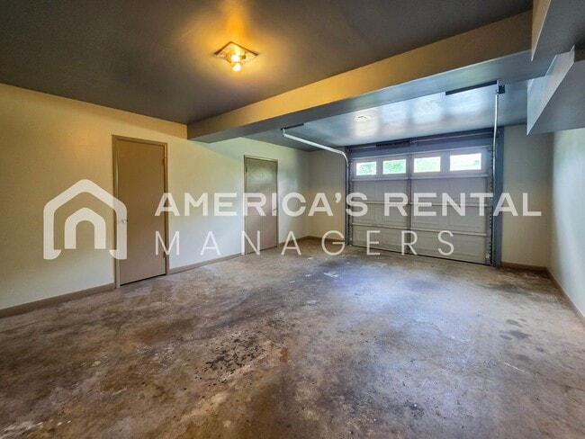 Building Photo - 3100 Apple Valley Ln