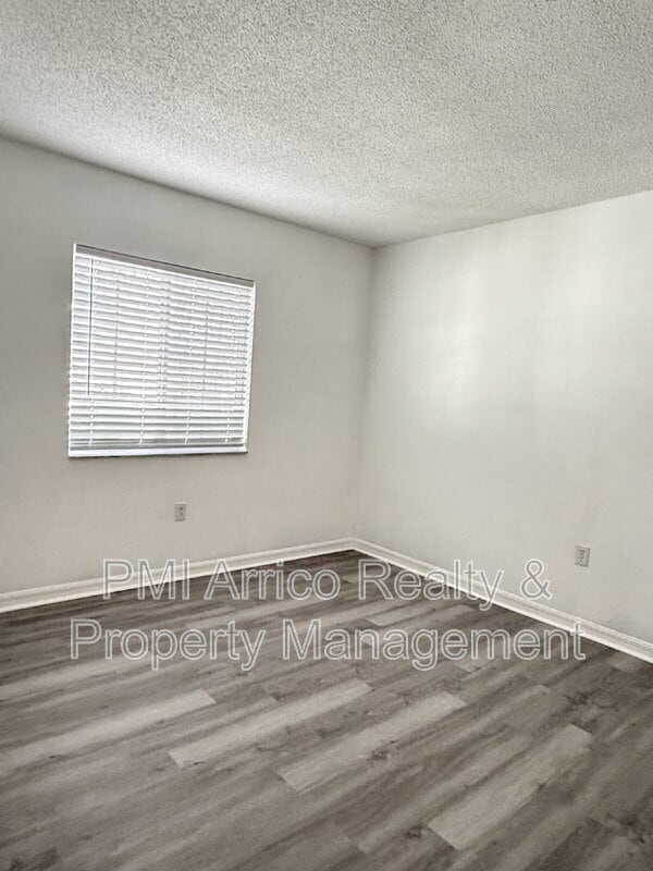 Building Photo - 7328 E Bank Dr