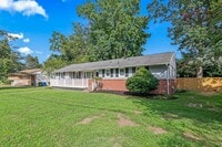 Building Photo - 5 Fairway Ln
