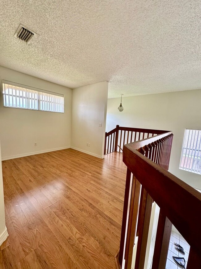 Building Photo - Spacious Home
