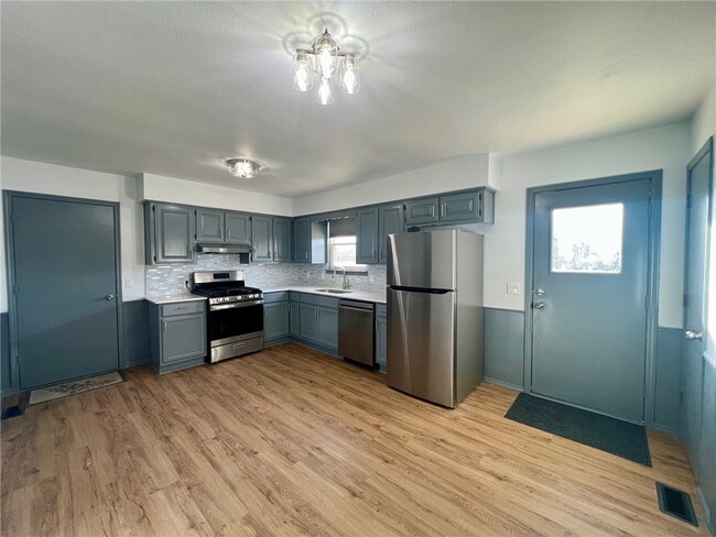 Building Photo - 902 SE G St