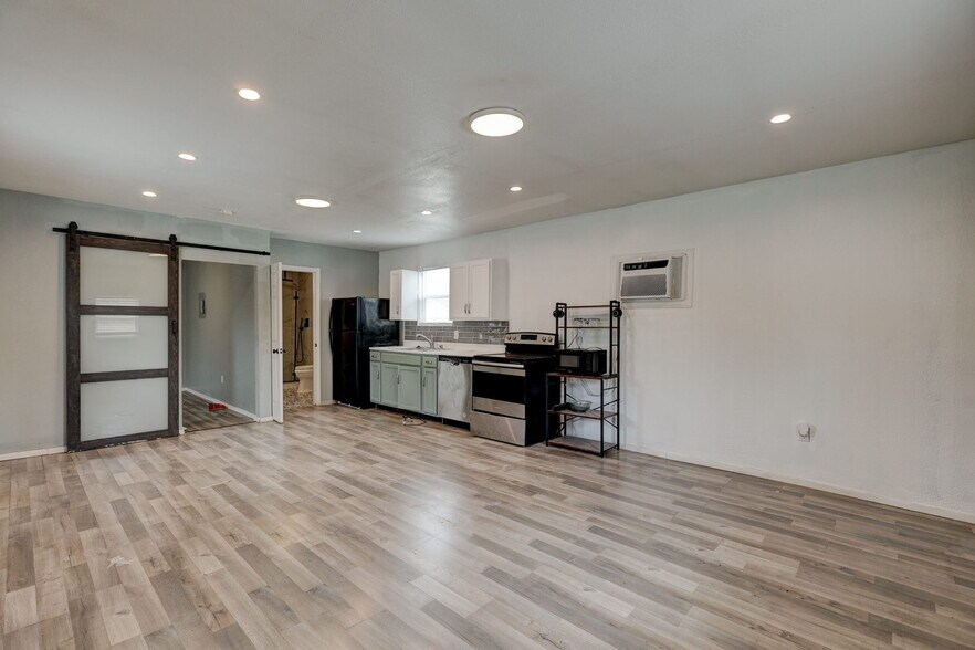Building Photo - 4012 Pine Ave