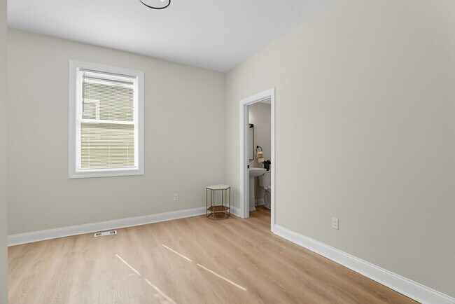 Building Photo - 136 S Spencer Ave