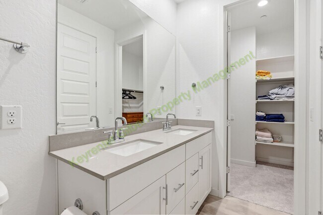 Building Photo - Fully-Furnished End Unit Gilbert Home in Warner Meadow Community