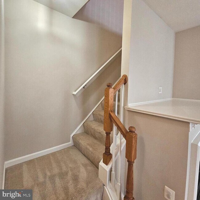 Building Photo - 5098 English Terrace