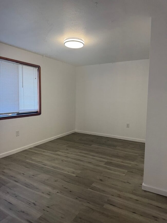 Building Photo - Lovely In-Town Shelton Home!