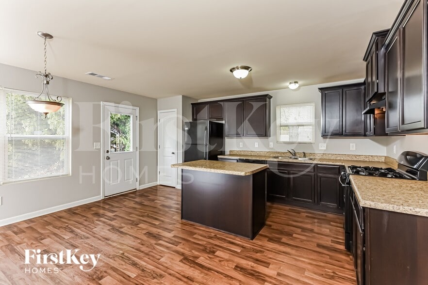 Building Photo - 45 Riviera Dr SE