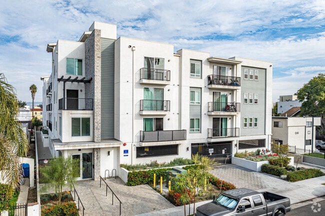 Building Photo - LINQ on Thirty-Ninth