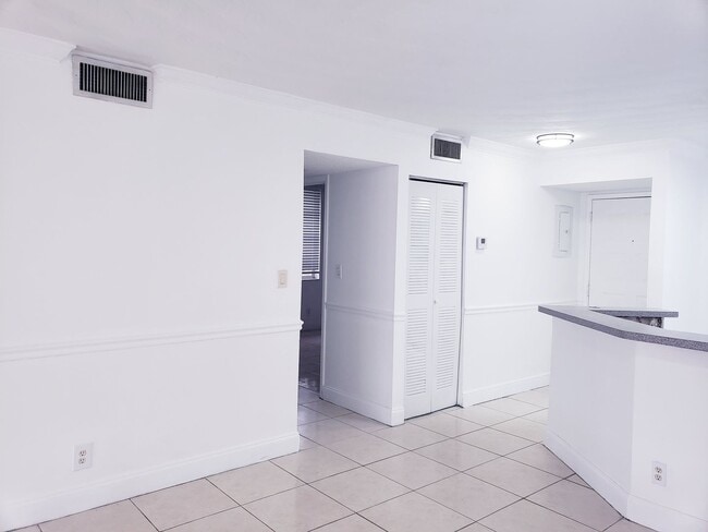 Building Photo - Spacious 2-bedroom apartment in Miramar