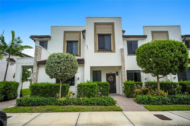 Primary Photo - 909 NE 211th St