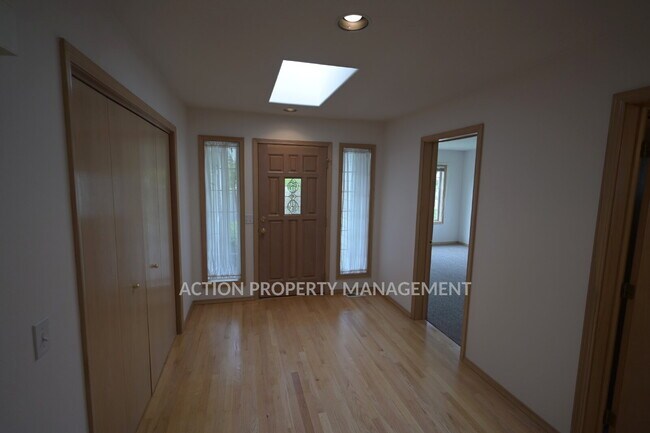 Building Photo - 2 bed + office, 2 bath, 2 car garage condo in Sunland