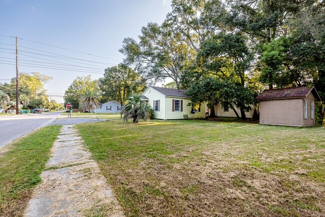 Building Photo - Cute 2 Bedroom Home