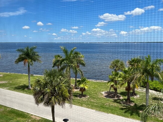 Building Photo - 1477 Park Beach Cir