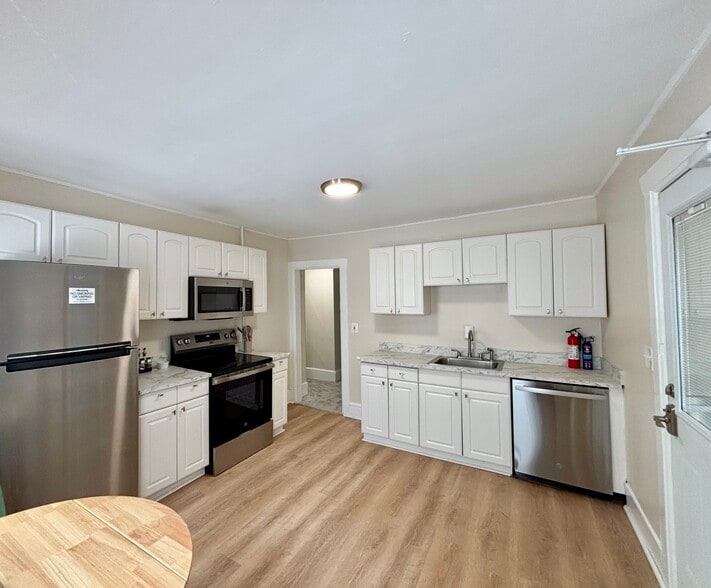 Kitchen - 130 Woodlawn Ave