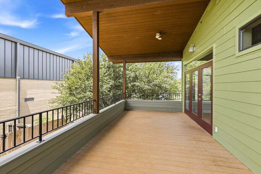 Spacious Balcony - 1415 W 51st St