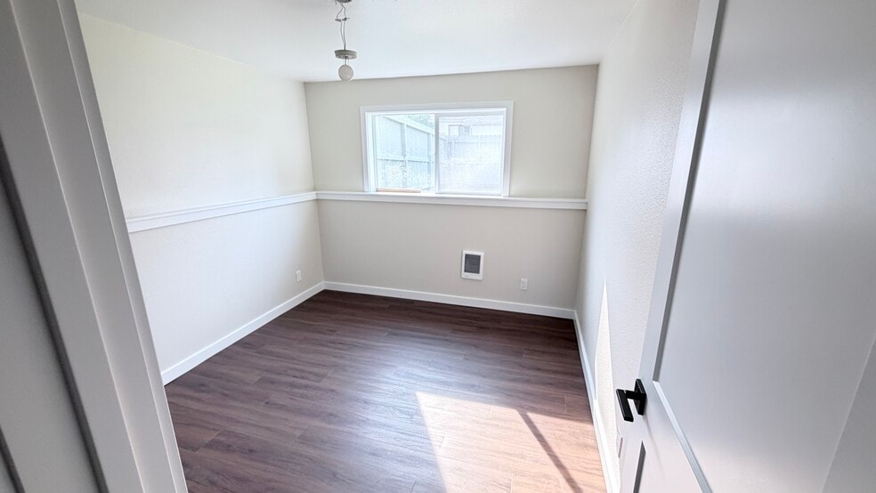 Building Photo - 10031 N Sunview Ln