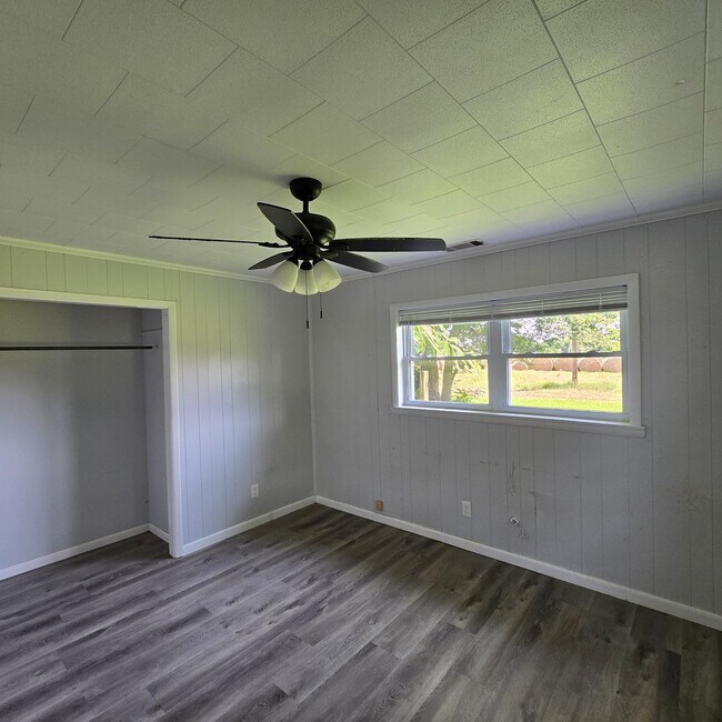 Building Photo - 3 Bed • 1 Bath • Stonework Home in Newark ...