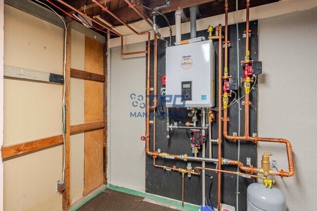 Building Photo - 8 Windsor Dr