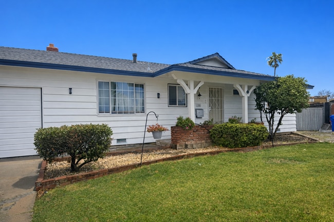 Building Photo - 3/1 With A Pool