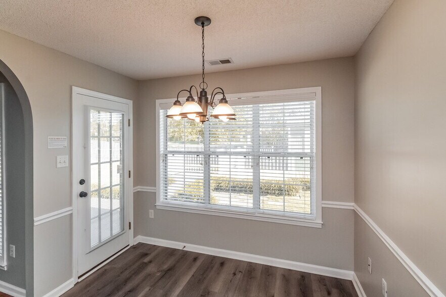 Building Photo - 13106 Sandbourne S