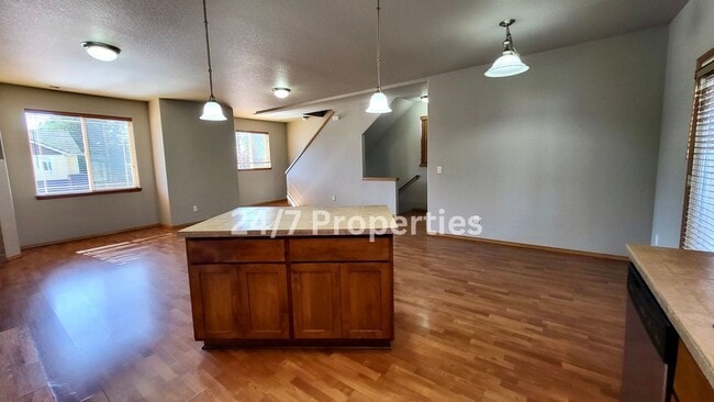 Building Photo - Charming 4B/3BA Craftsman in Gresham!