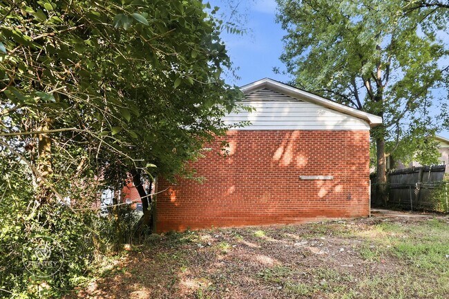 Building Photo - 3700 Driftwood Dr