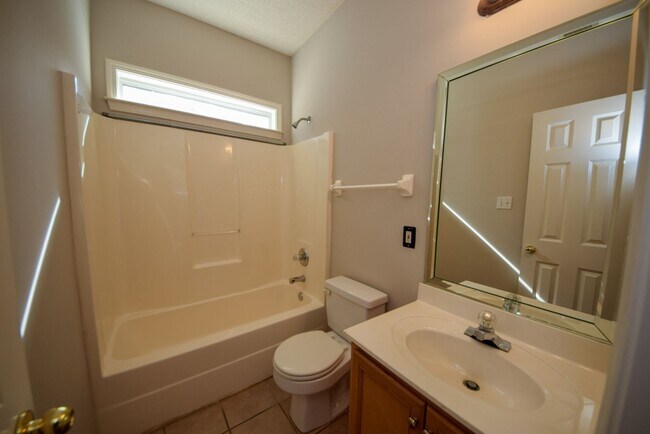 Building Photo - Great 3 bed, 2 bath home in Cordova with wonderful curb appeal.