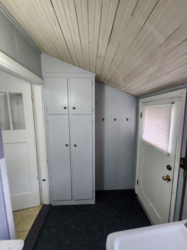 Building Photo - Charming 2 BR 1 Ba Single Family Residence Near Mall and Restaurants