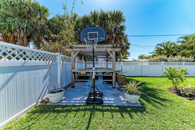 Building Photo - Furnished/Unfurnished ** Annual Rental ** Available 5/1/26 ** 4 Bed/2 Bath Single Family Home ** ...