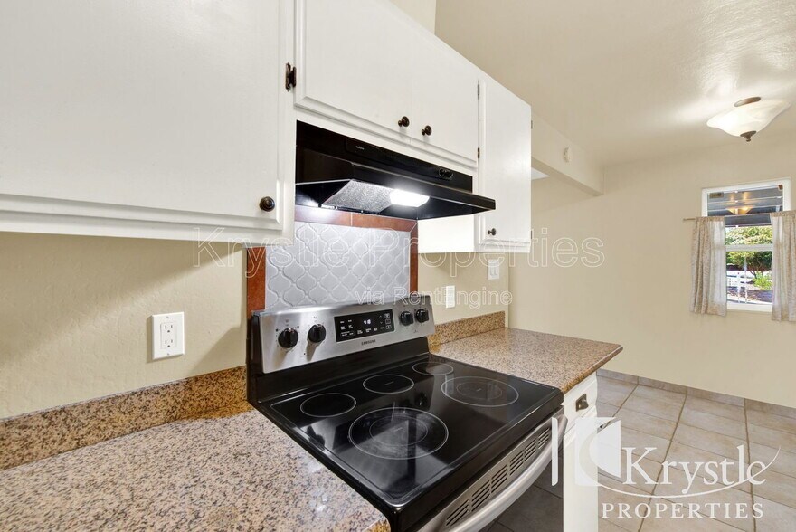 Building Photo - 544 Fleming Ave E