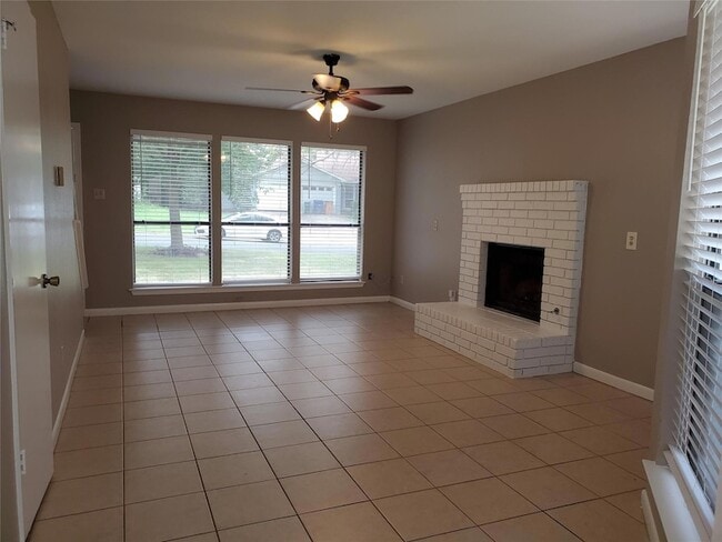 Building Photo - 9008 Sanger Dr